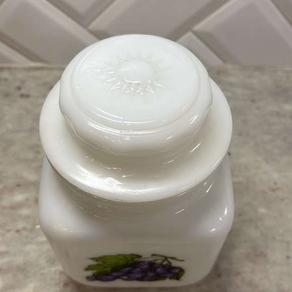 Milk glass container with Grapes vintage - Picture 2 of 7
